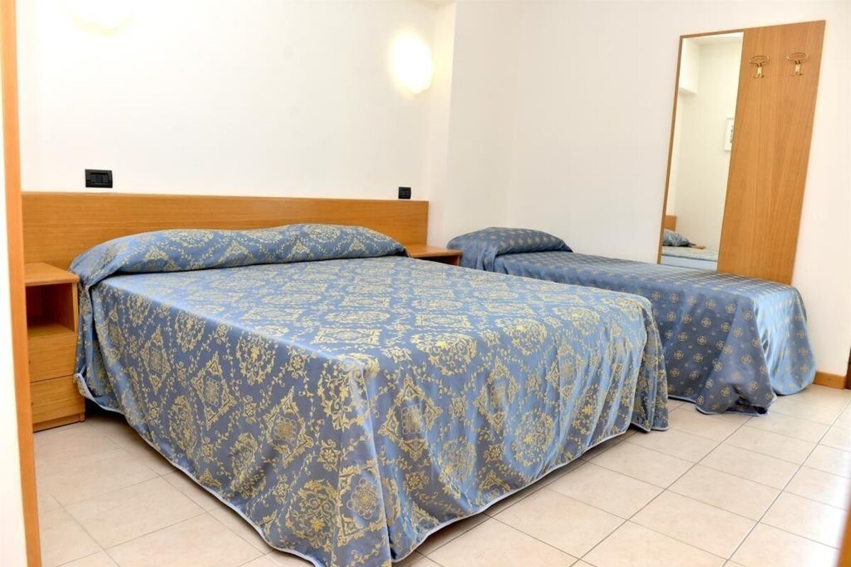 Quarto triplo luxo | Escrivaninha, quartos à prova de som, Wi-Fi de cortesia, roupa de cama
