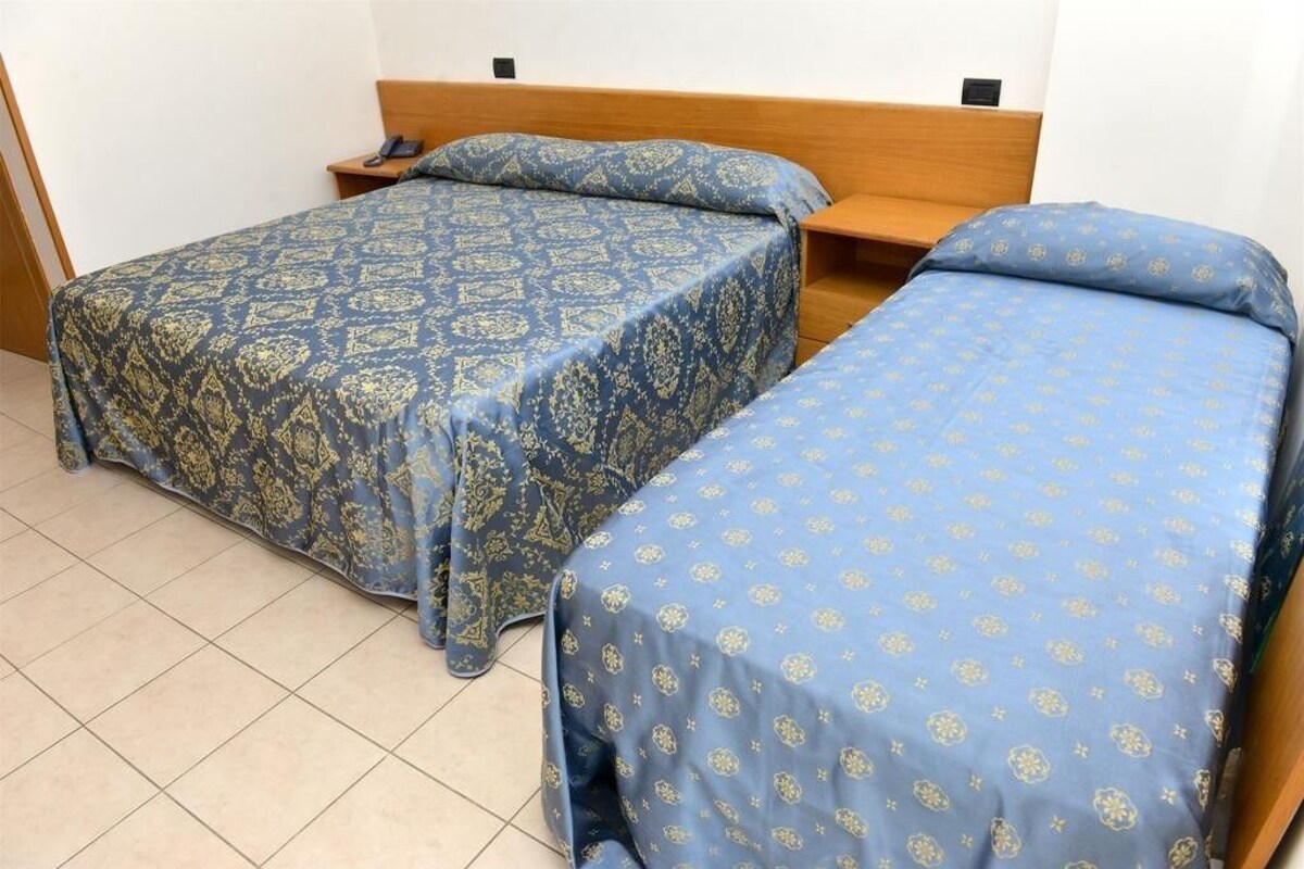 Quarto triplo clássico | Escrivaninha, quartos à prova de som, Wi-Fi de cortesia, roupa de cama