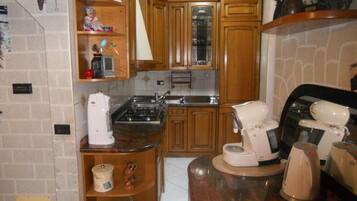 Stovetop, cookware/dishes/utensils