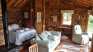 Honeymoon Suite, 1 Queen Bed, Private Bathroom, Lake View | Living area | Books