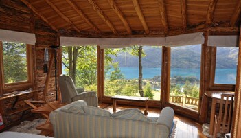 Honeymoon Suite, 1 Queen Bed, Private Bathroom, Lake View | Living area | Books