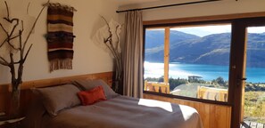 Tremannsrom – classic, 2 soverom, privat bad, utsikt mot innsjø | Sengetøy i egyptisk bomull, dundyner, minibar og safe på rommet