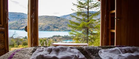 Cabaña Deluxe, 2 habitaciones, 2 baños, vista al lago | Sábanas de algodón egipcio, edredón y minibar