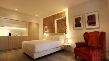 Kamar Double Standar | Brankas, meja kerja, tirai kedap cahaya, dan kedap suara
