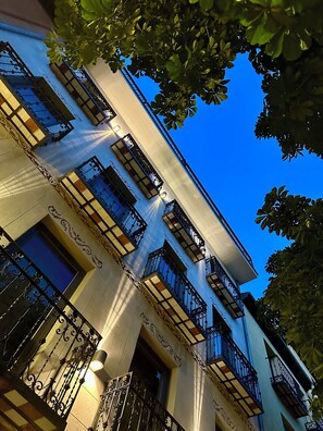 Front of property - San Lorenzo Suites (San Lorenzo de El Escorial)