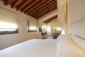 In-room safe, desk, blackout drapes, soundproofing - San Lorenzo Suites (San Lorenzo de El Escorial)