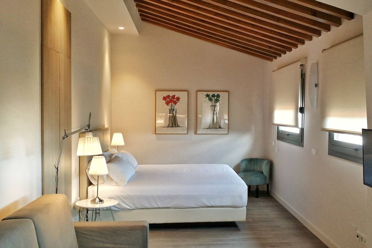 Penthouse | In-room safe, desk, blackout curtains, soundproofing