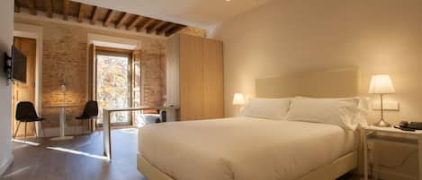 Suite | In-room safe, desk, blackout curtains, soundproofing