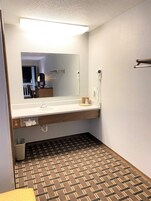 Escritorio, sistema de insonorización y tabla de planchar con plancha 