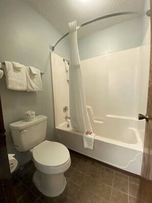 Bathroom - Lakes Inn (Warsaw)