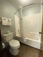 Bañera con ducha, toallas