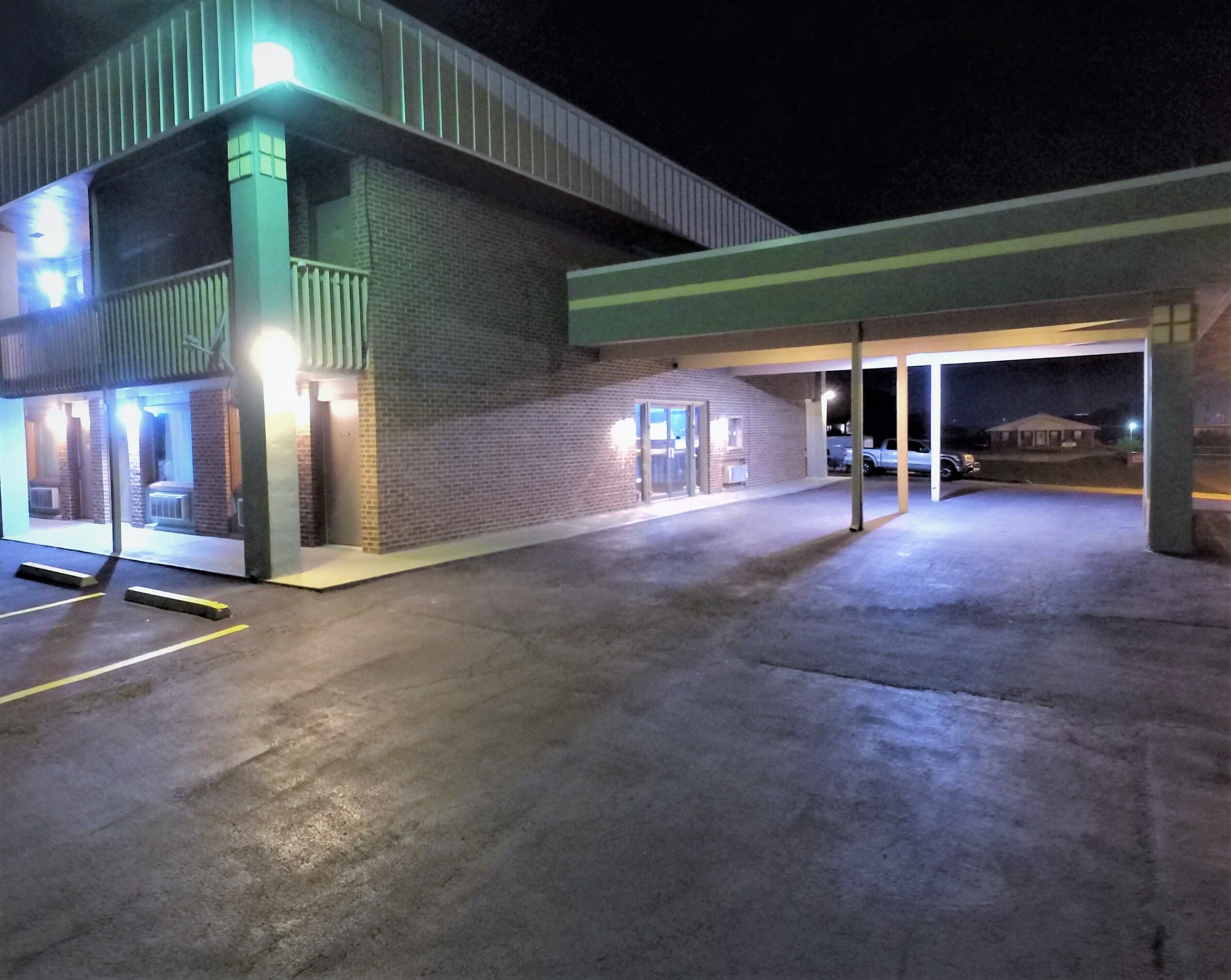 Vista frontal de la propiedad por la tarde o noche