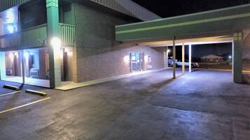 Vista frontal de la propiedad por la tarde o noche