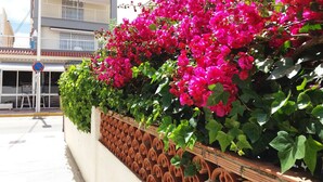 A building with a balcony and a sign reading "HR FIN DE SEMANA". - Hotel Fin De Semana (Gandia)