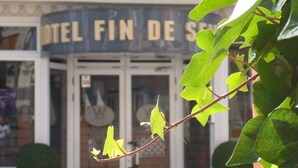 A hotel entrance with a sign reading "HOTEL FIN DE SEJOUR" and a glass door. - Hotel Fin De Semana (Gandia)