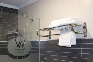 Quarto casal standard (2 single beds or 1 queen size bed) | Chuveiro