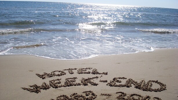 A beach with the words "HOTEL WEEK-END 2013" written in the sand. - Hotel Fin De Semana (Gandia)