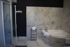 Superior Room | Bathroom | Free toiletries, hair dryer, towels - Hotel Henri IV (Tarbes)