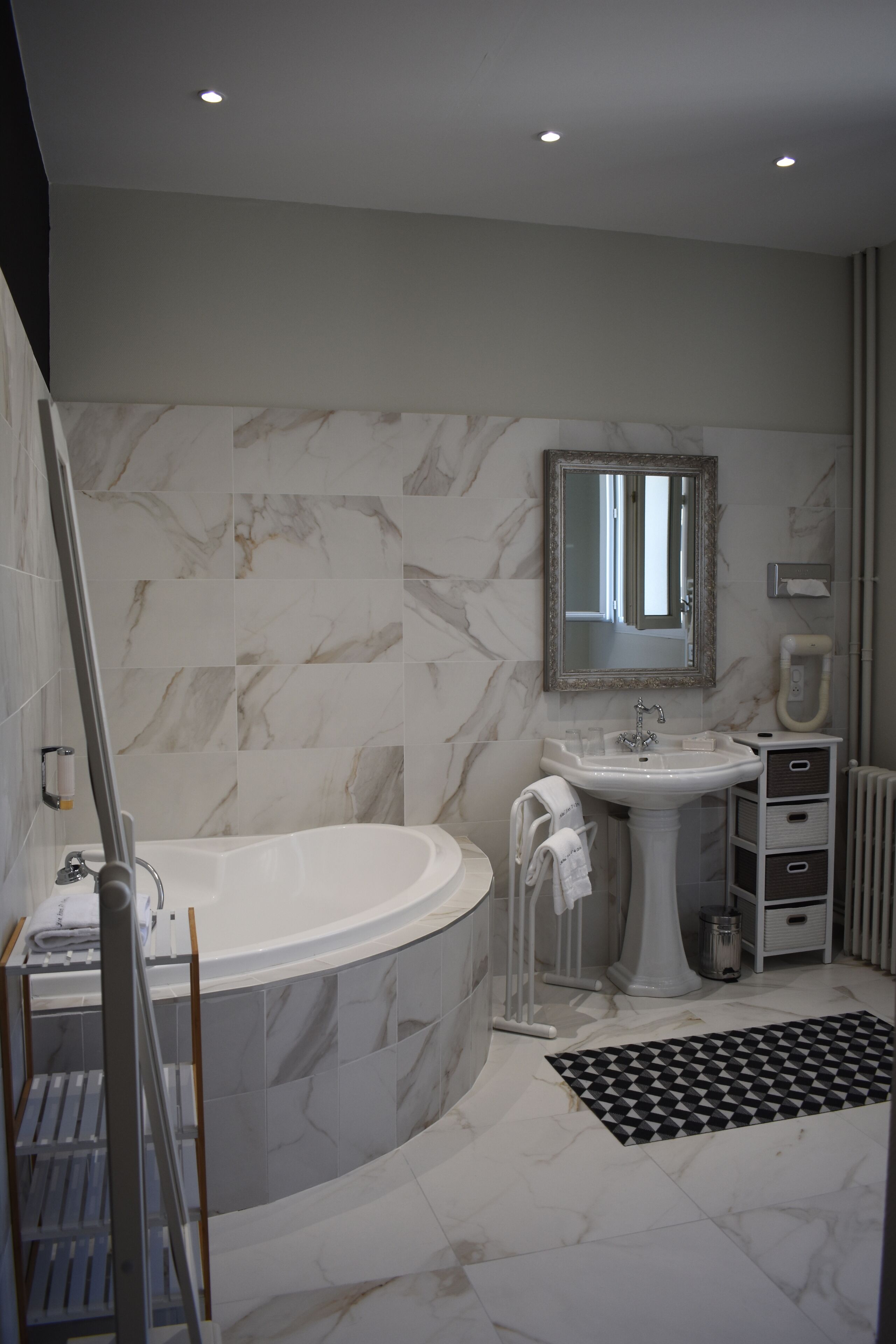 superior room | bathroom | free toiletries, hair dryer, towels