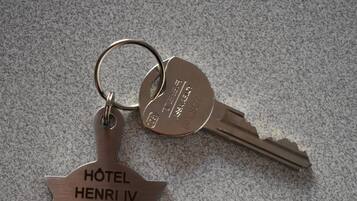 A keychain with a hotel name and number.