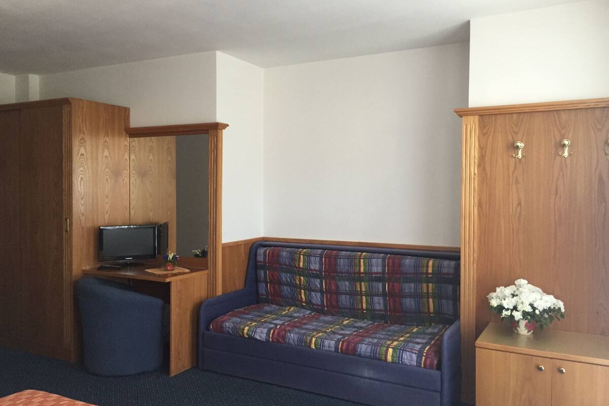 single room | in-room safe, free wifi, bed sheets