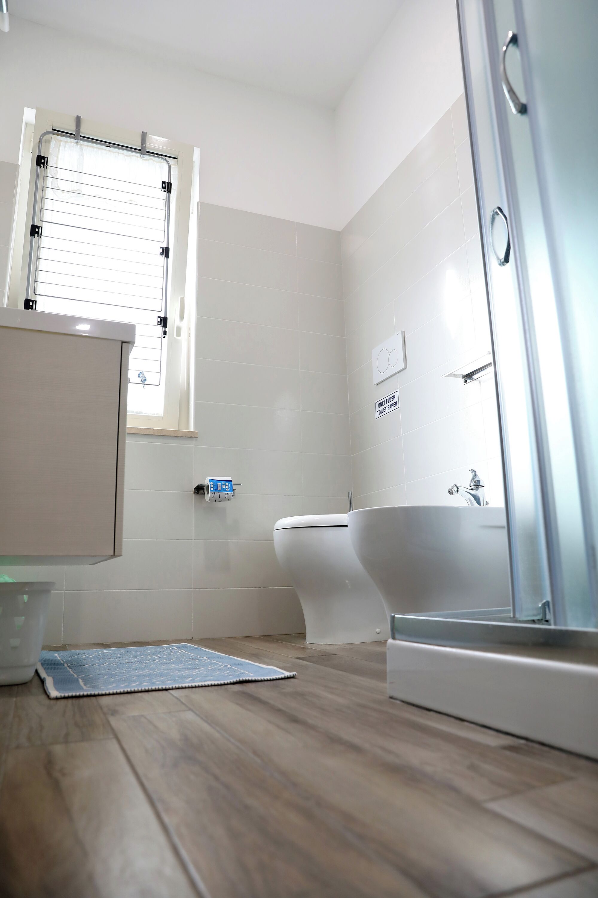 Une salle de bain comprenant des toilettes, un lavabo et une baignoire.