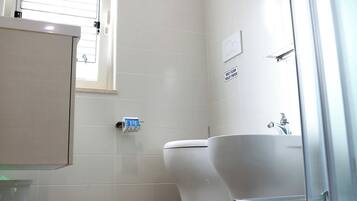 Une salle de bain comprenant des toilettes, un lavabo et une baignoire.