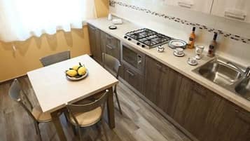 Familie appartement, 2 slaapkamers, balkon, uitzicht op tuin (CALLIOPE) | Privékitchenette | Een koelkast/vriezer, schoonmaakbenodigdheden, keukenrol
