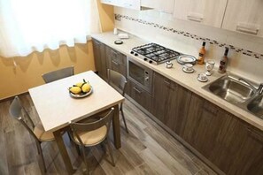 Appartement familial, 2 chambres, balcon, vue sur le jardin (CALLIOPE) | Cuisinette privée | Réfrigérateur grande capacité avec congélateur, produits de nettoyage