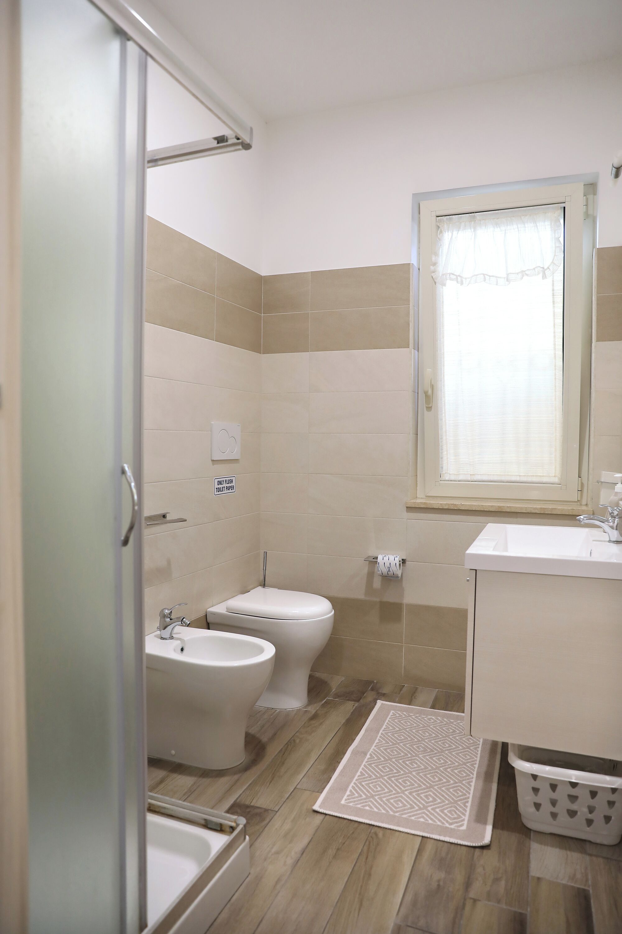 Ein Badezimmer mit Toilette, Bidet und Badewanne.