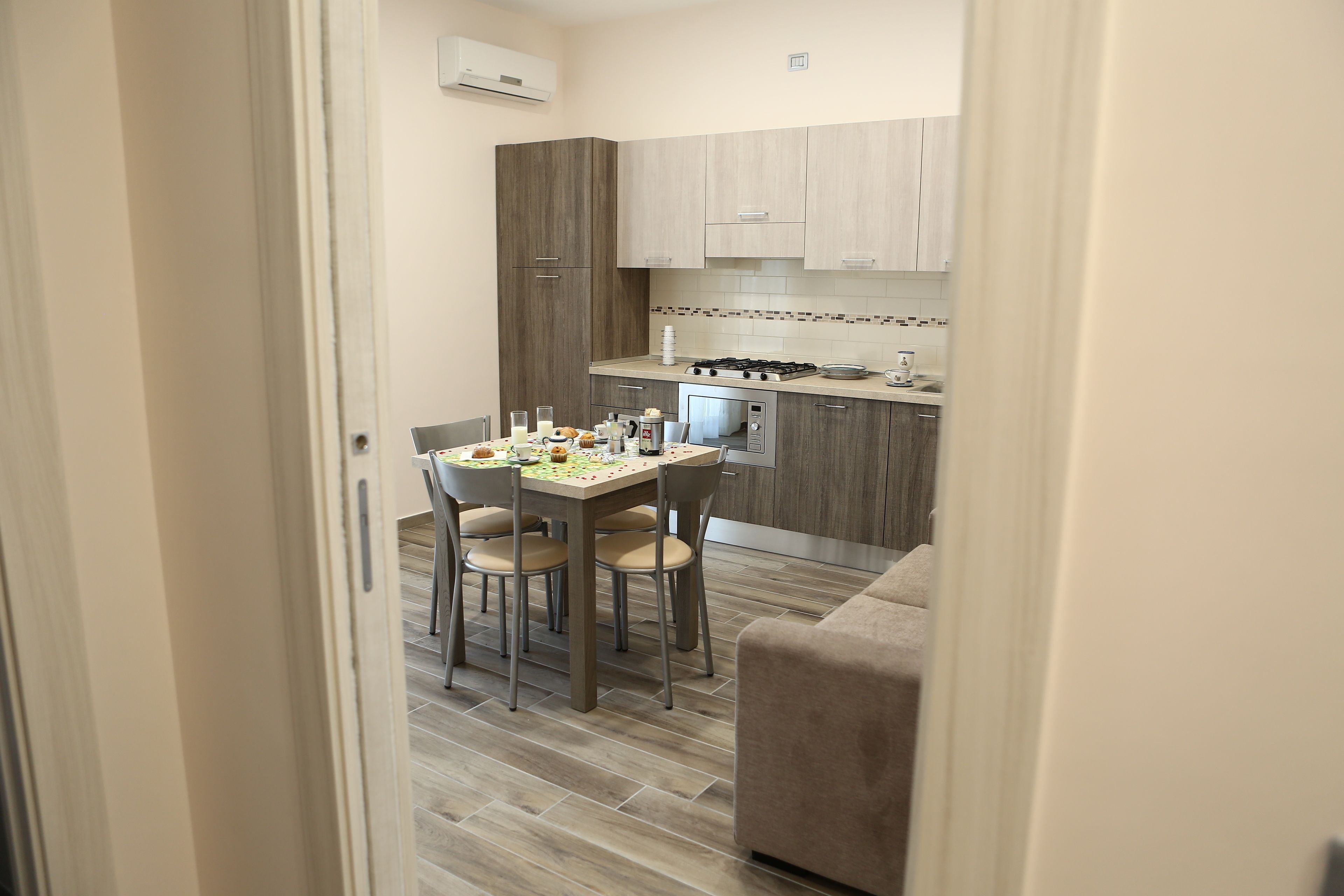Appartamento familiare, 2 camere da letto, vista giardino, lato giardino (APOLLO) | Angolo cottura privato | Frigorifero con congelatore, prodotti per la pulizia, carta assorbente