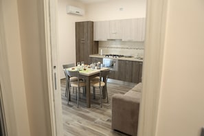 Familienapartment, 2 Schlafzimmer, Gartenblick, zum Garten hin (APOLLO) | Eigene Kochnische | Großer Kühlschrank, Reinigungsartikel, Küchenrolle