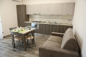 家庭公寓, 2 间卧室, 花园景观, 花园 (APOLLO) | 私人简易厨房 | 大冰箱、清洁用品、纸巾