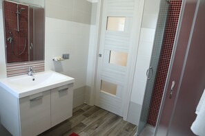 Comfort Apartment, 1 Bedroom, Balcony (DIDONE) | Bathroom | Shower, rainfall showerhead, free toiletries, bidet - Villa Magiola (Pompei)