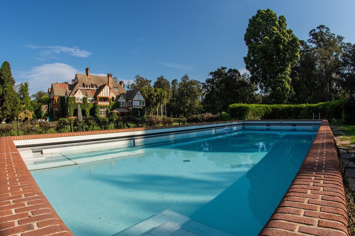 2 outdoor pools, open 8:00 am to 8 pm, free pool cabanas, pool umbrellas