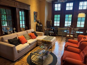 Coin salon dans le hall