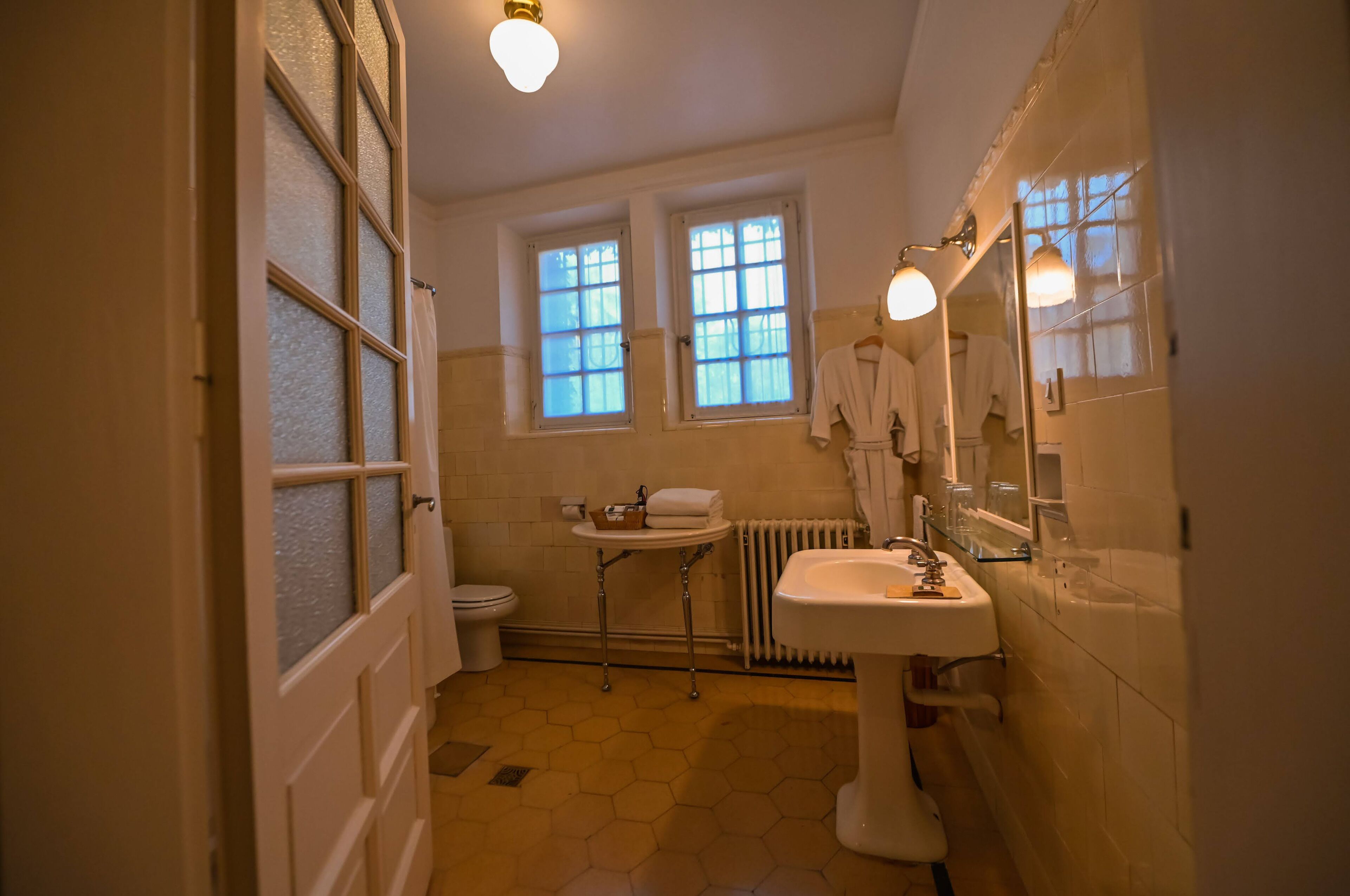 combined shower/bathtub, deep-soaking bathtub, rainfall showerhead