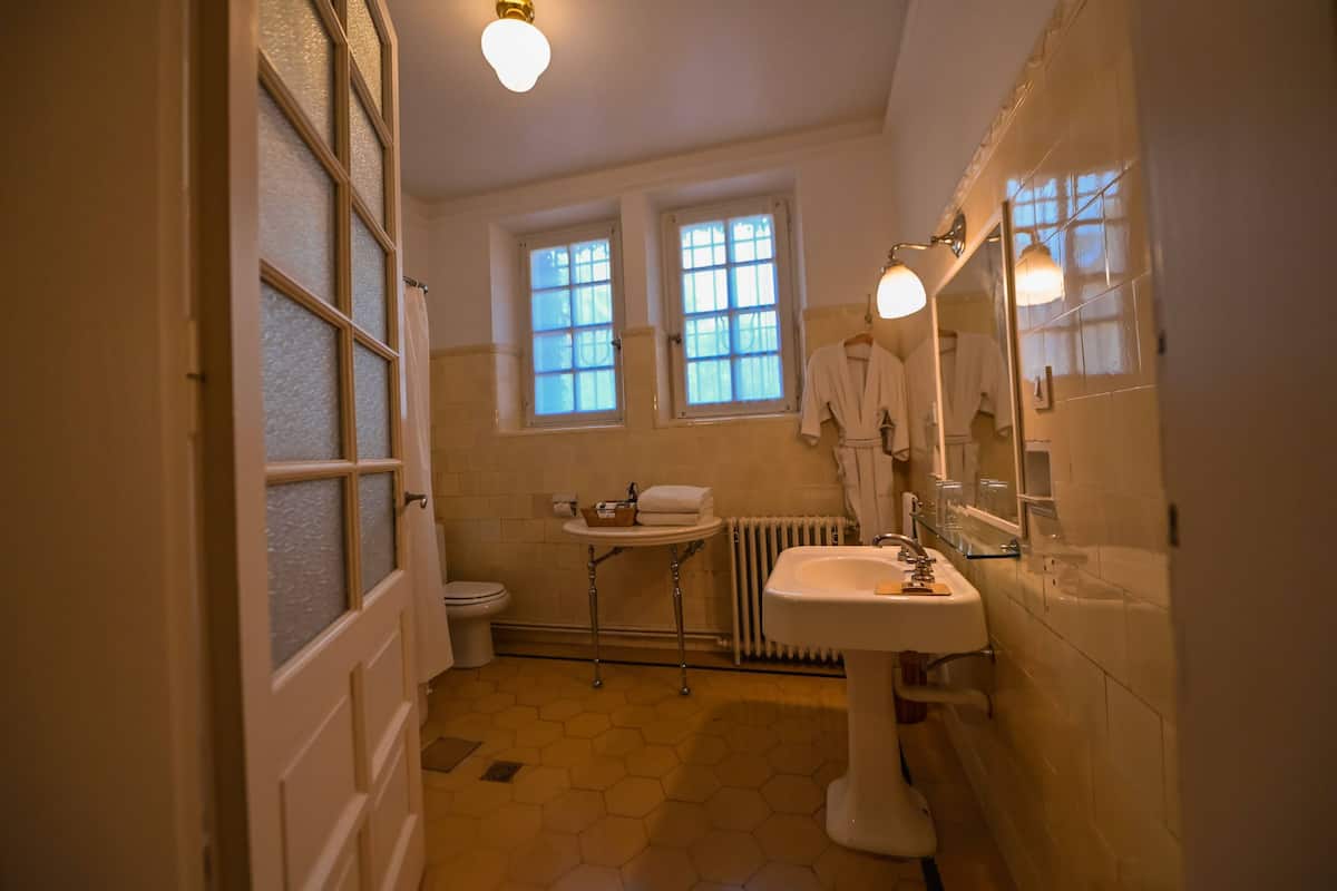 combined shower/bathtub, deep-soaking bathtub, rainfall showerhead