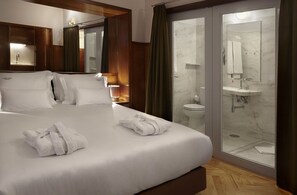 Shower, free toiletries, hair dryer, bathrobes - Casa Rosa (Porto)