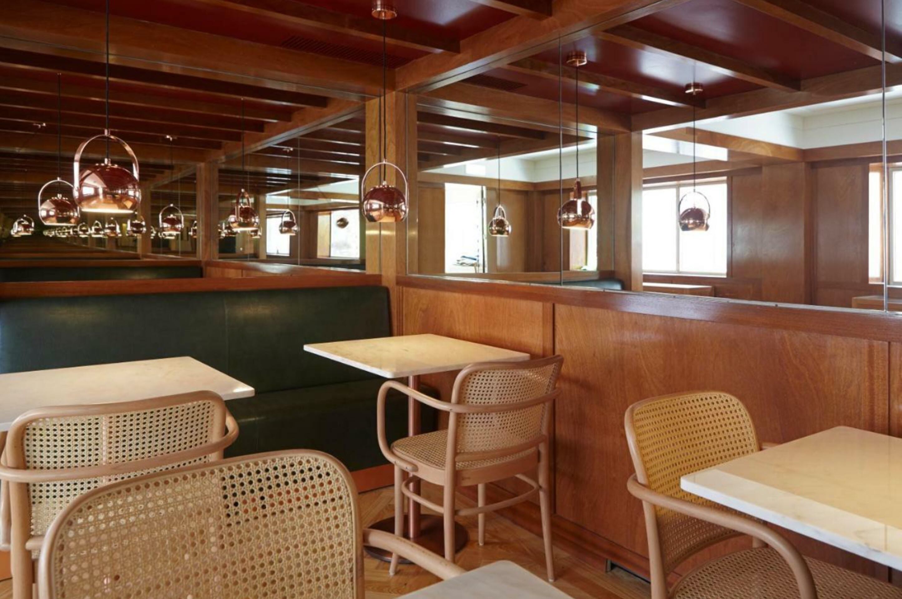 Petit déjeuner continental (13 EUR par personne)