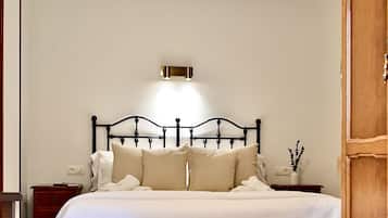 Habitació doble o amb dos llits individuals | Cortines opaques, llits addicionals, wifi gratuïta i roba de llit