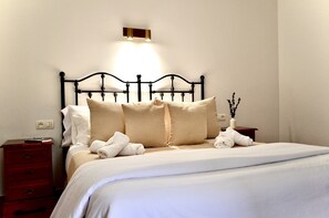 Double or Twin Room | Blackout drapes, rollaway beds, free WiFi, bed sheets - Casa Marian (Parres)