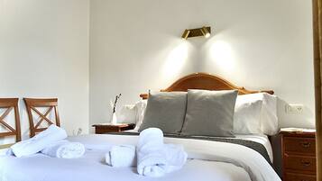 Habitació doble o amb dos llits individuals | Cortines opaques, llits addicionals, wifi gratuïta i roba de llit