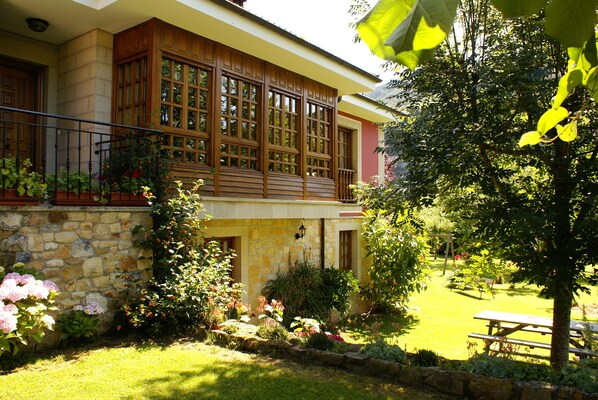 Front of property - Casa Marian (Parres)