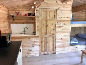 Perusmökki, kylpyhuone makuuhuoneen yhteydessä, järvinäköala | Egyptinpuuvillaiset lakanat, ylelliset vuodevaatteet