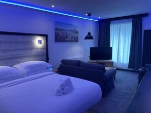 Premium Room, 1 King Bed, Hot Tub, Lake View | Egyptian cotton sheets, premium bedding, pillowtop beds, minibar