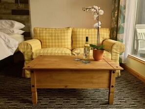 Kahden hengen deluxe-huone (kaksi sänkyä), 2 parisänkyä, parveke, järvinäköala | Lounge