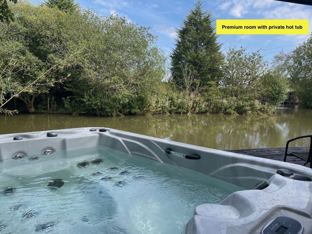 Phòng Premium, có phòng tắm riêng, quang cảnh hồ (Hot Tub) | Bồn tắm spa ngoài trời