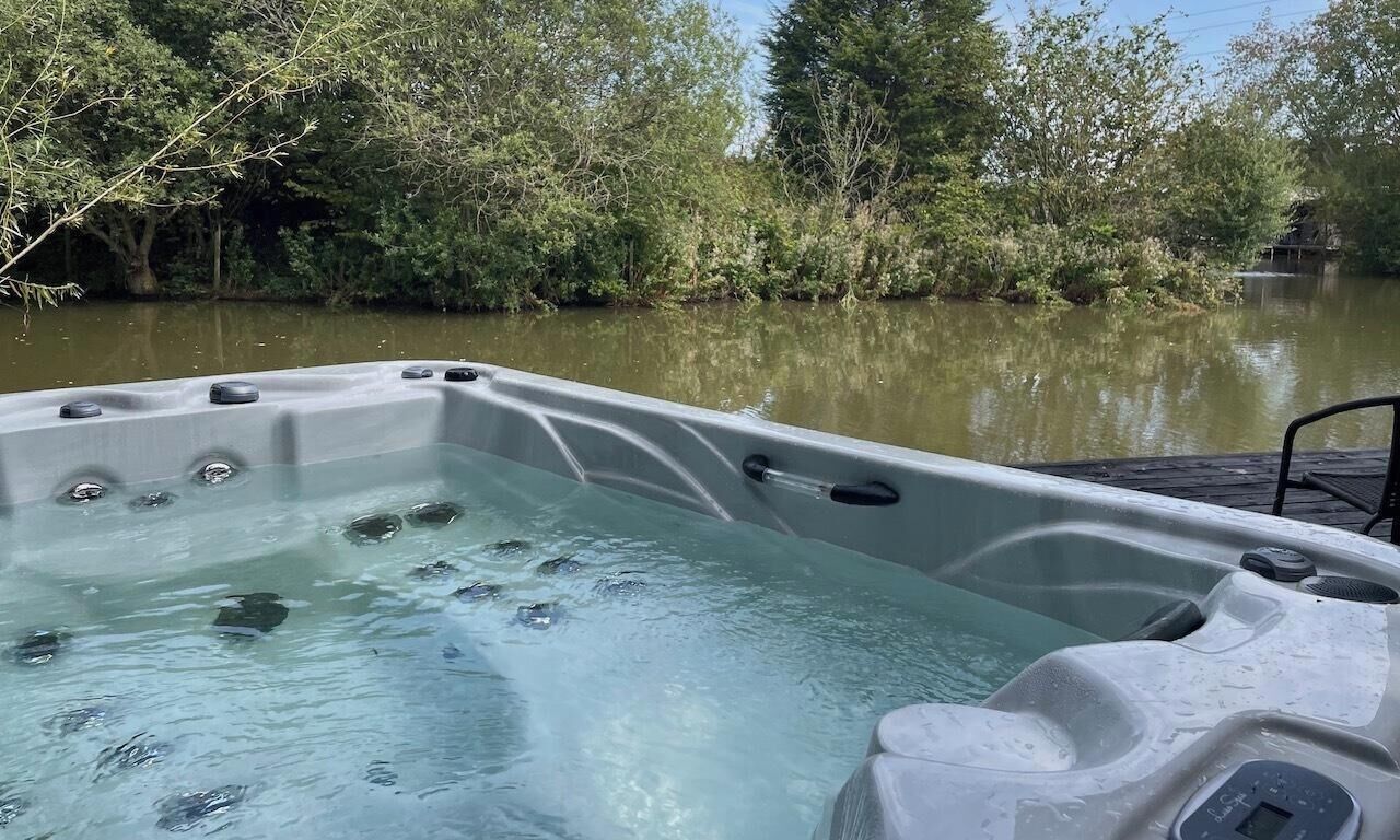 Premium-værelse - eget badeværelse - søudsigt (Hot Tub) | Udendørs spabad