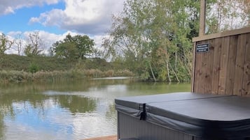 Premium Suite, 2 Bedrooms, Hot Tub, Lake View | Outdoor spa tub